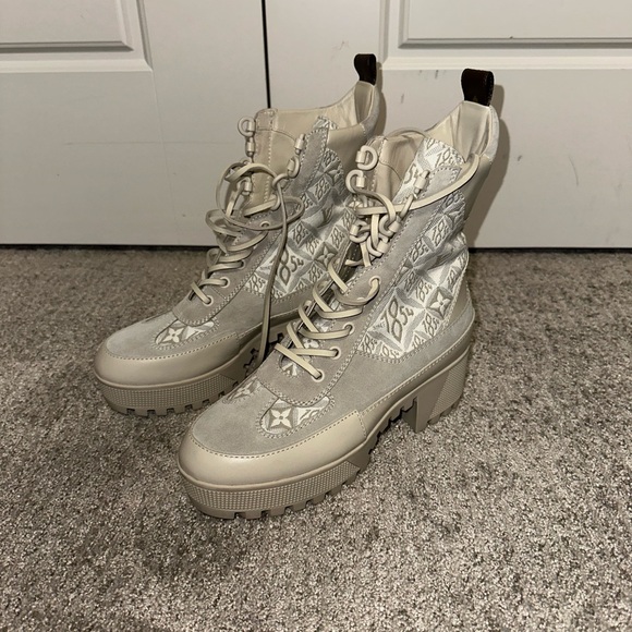 Stylish Cream Designer Women's Boots - Picture 1 of 5